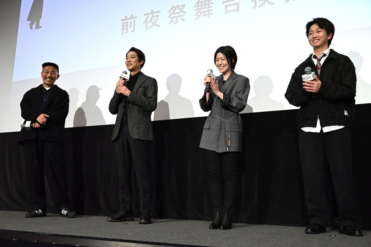 「旅と日々」前夜祭舞台挨拶にて、左から三宅唱、堤真一、シム・ウンギョン、髙田万作