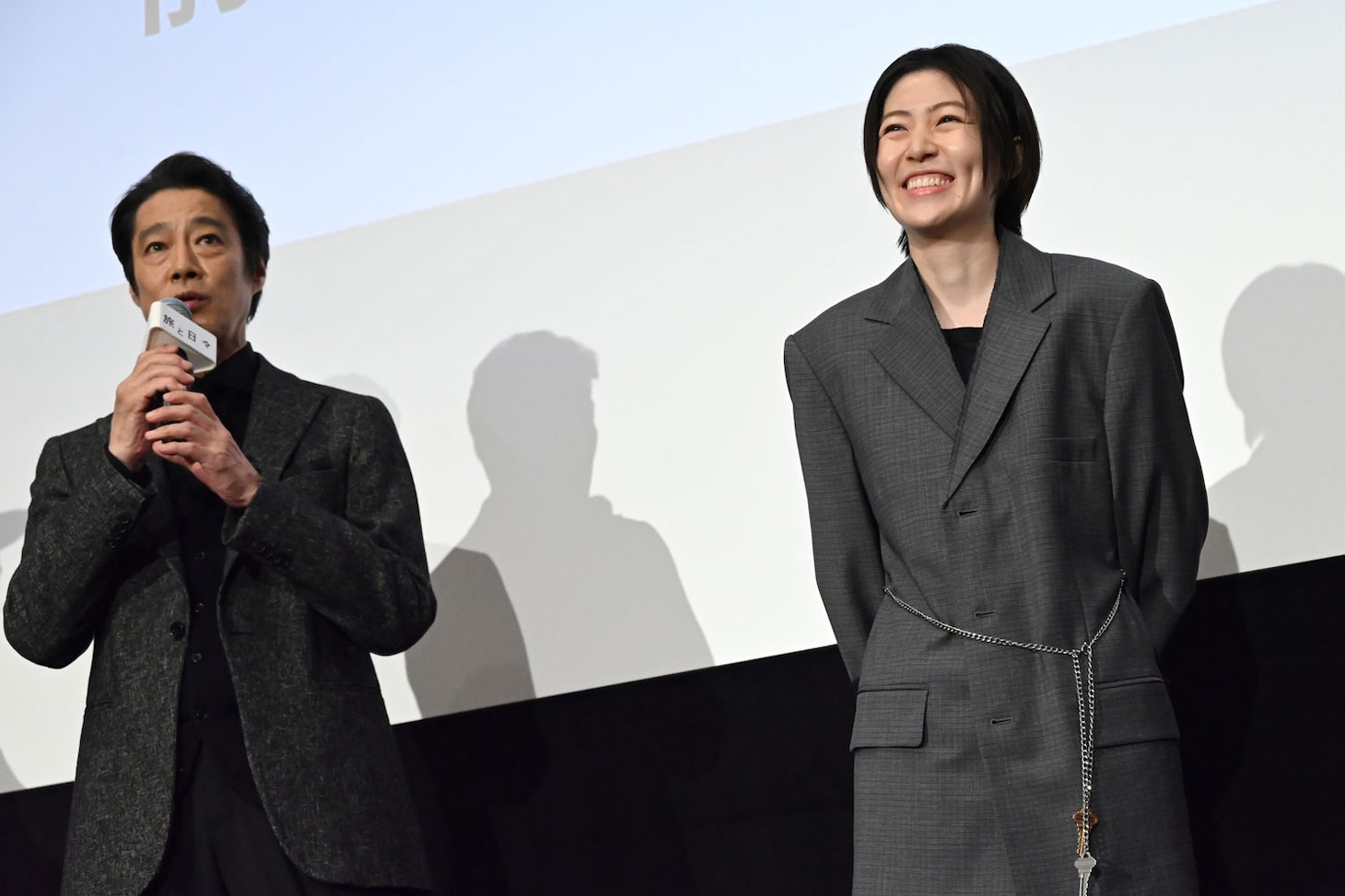 自分のことを「ジジイになった」と話す堤真一（左）と、思わず笑うシム・ウンギョン（右）