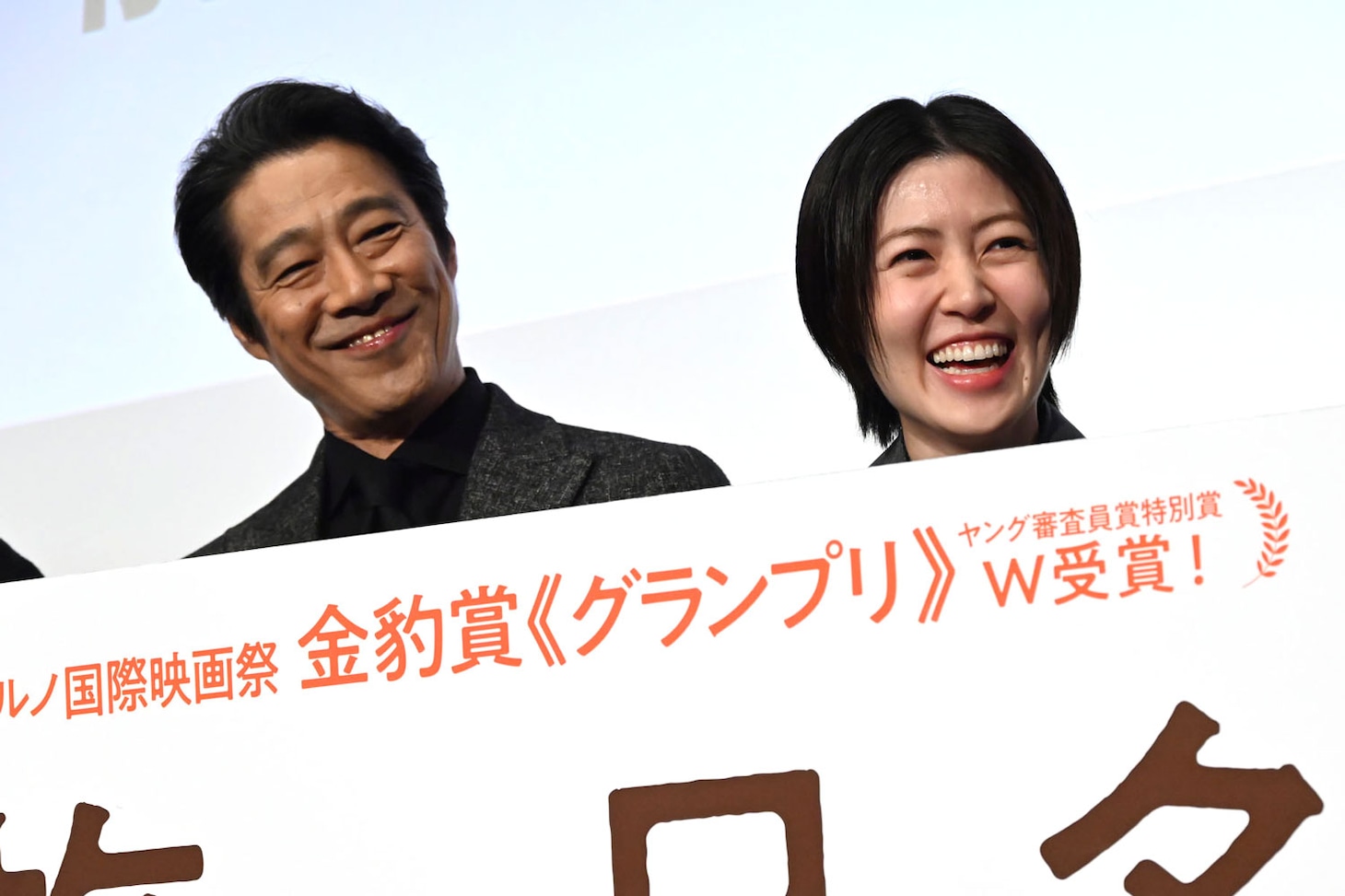 報道陣のリクエストに応え満面の笑みを見せる堤真一（左）と、つられて笑うシム・ウンギョン（右）