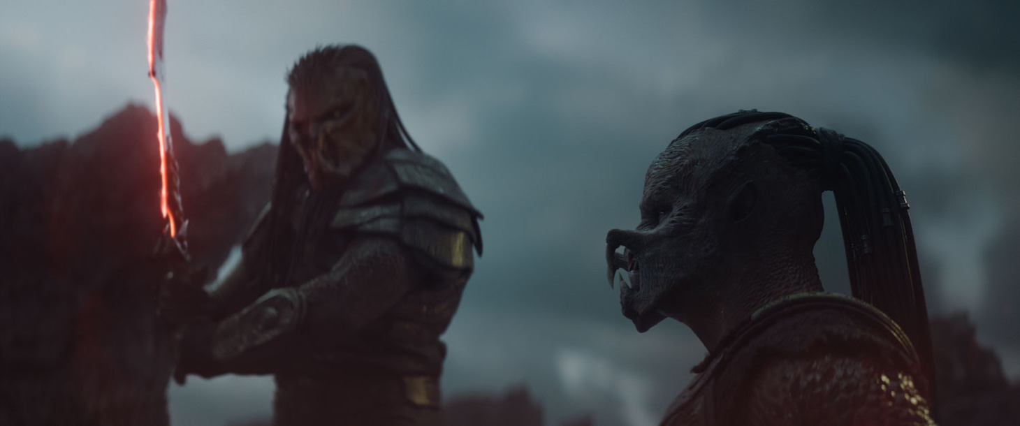 「プレデター：バッドランド」場面写真。若く未熟なデクは一族から追放され、“生存不可能な最悪の地”バッドランドに追放される