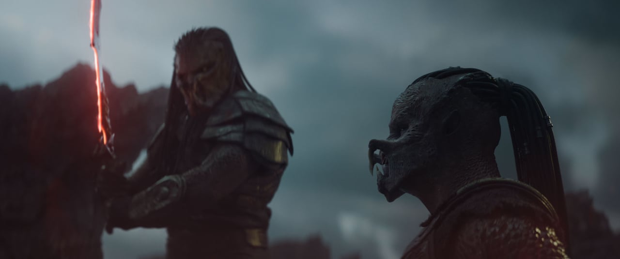 「プレデター：バッドランド」場面写真。若く未熟なデクは一族から追放され、“生存不可能な最悪の地”バッドランドに追放される