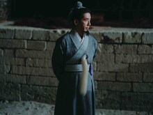 ドラマ「北方謙三 水滸伝」より、野間口徹演じる呉用。梁山泊の軍師として優れた知略を発揮する