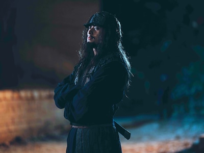 ドラマ「北方謙三 水滸伝」より、白洲迅演じる公孫勝。梁山泊でも特に危険極まりない役割を担う特殊部隊・致死軍の総隊長で、暗闇に紛れて敵陣をかく乱し奇襲を仕掛ける