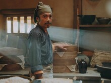 ドラマ「北方謙三 水滸伝」より、高橋和也演じる朱貴。梁山湖畔の料理屋を営む主人で、宋江らとの出会いを経て梁山泊の仲間として新たな運命を歩み出す