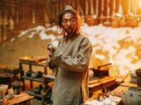 ドラマ「北方謙三 水滸伝」より、柄本時生演じる白勝。安道全の親友であり元盗人で、志は持たないが友との絆を大切に思っている。機転や敏捷さを武器に活躍する