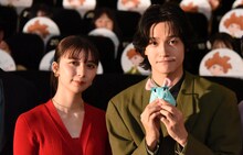 「トリツカレ男」初日舞台挨拶の様子。左から上白石萌歌、佐野晶哉（Aぇ! group）