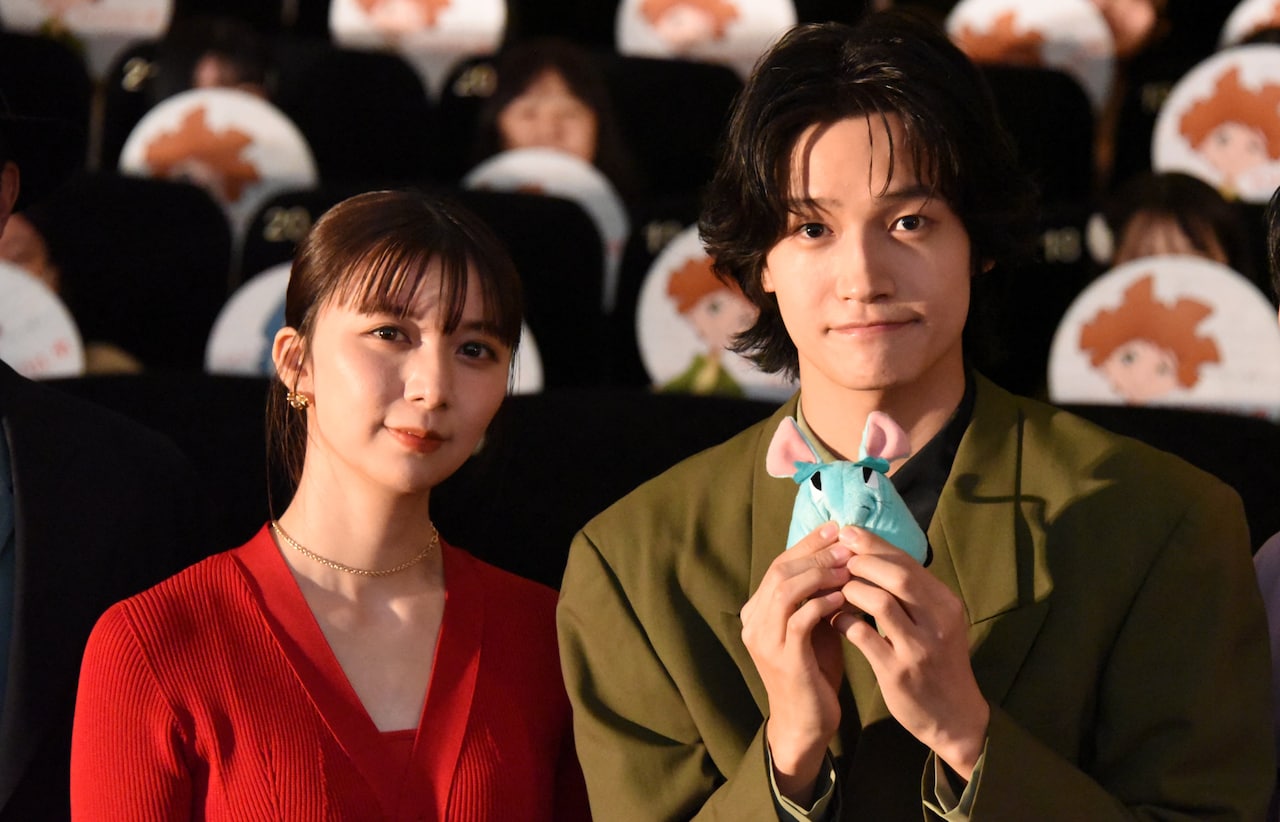 「トリツカレ男」初日舞台挨拶の様子。左から上白石萌歌、佐野晶哉（Aぇ! group）