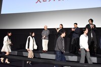 入場する忍川中学校の生徒役キャストたち