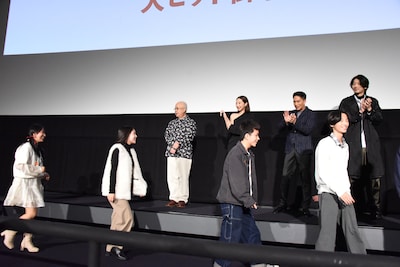 入場する忍川中学校の生徒役キャストたち