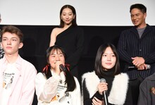 藤戸野絵（下段中央）の挨拶に笑顔を見せる市原隼人（上段右）