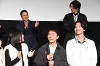 石澤柊斗（下段中央）の誕生日を祝う様子