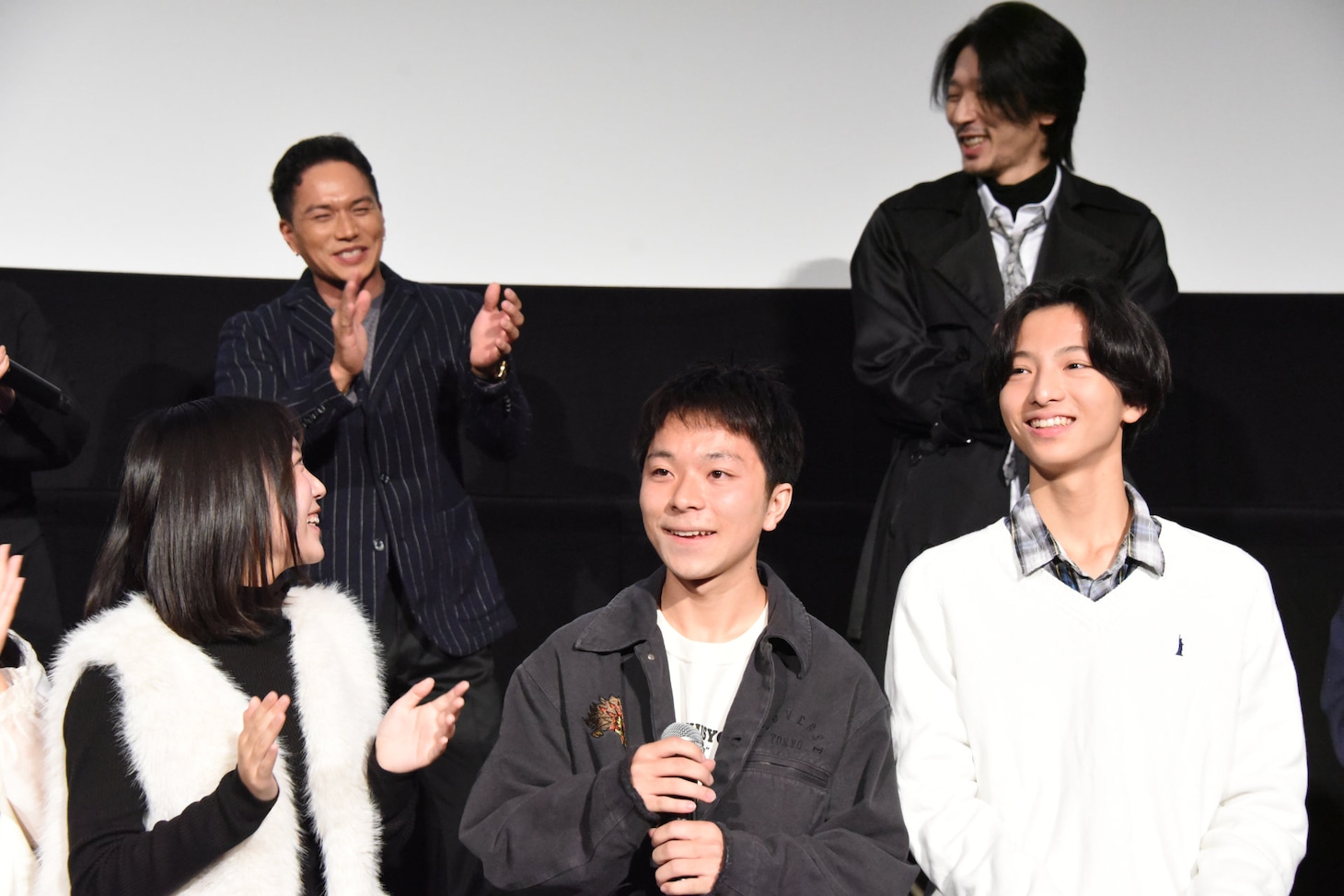 石澤柊斗（下段中央）の誕生日を祝う様子