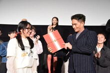 寄せ書きを受け取った市原隼人（右）