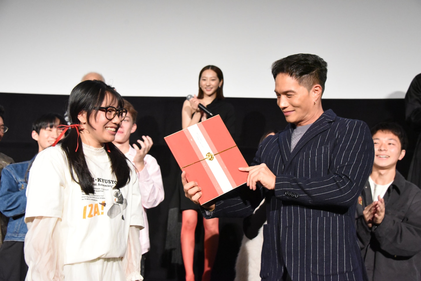 寄せ書きを受け取った市原隼人（右）