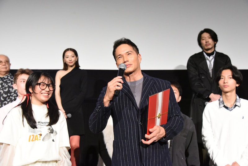 生徒役キャストに感謝を伝える市原隼人（中央）