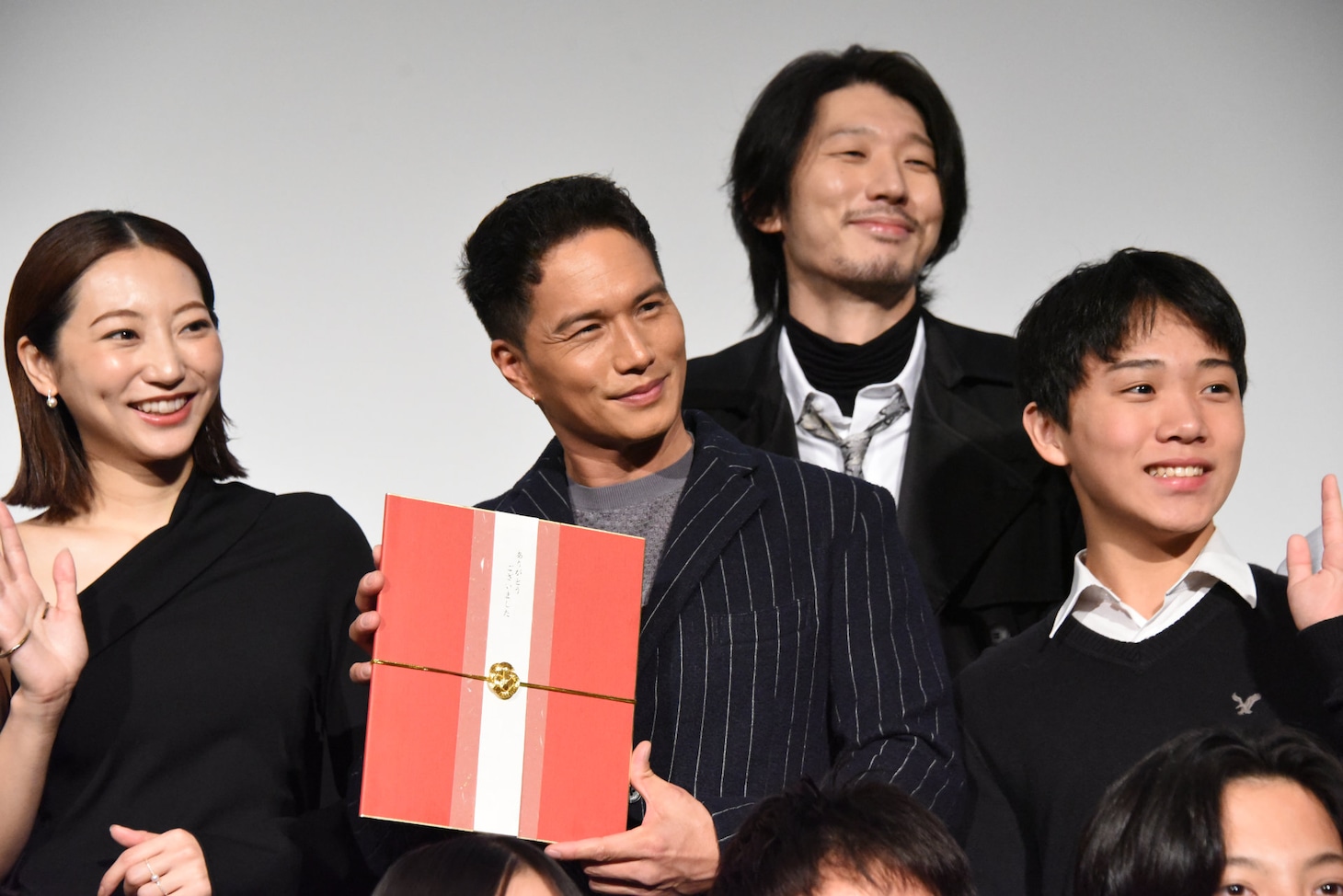 フォトセッション中も寄せ書きを大事そうに持つ市原隼人（左から2番目）