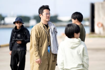 映画「兄を持ち運べるサイズに」メイキング写真より、監督の中野量太（中央）