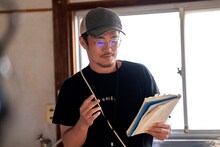 映画「兄を持ち運べるサイズに」メイキング写真より、監督の中野量太