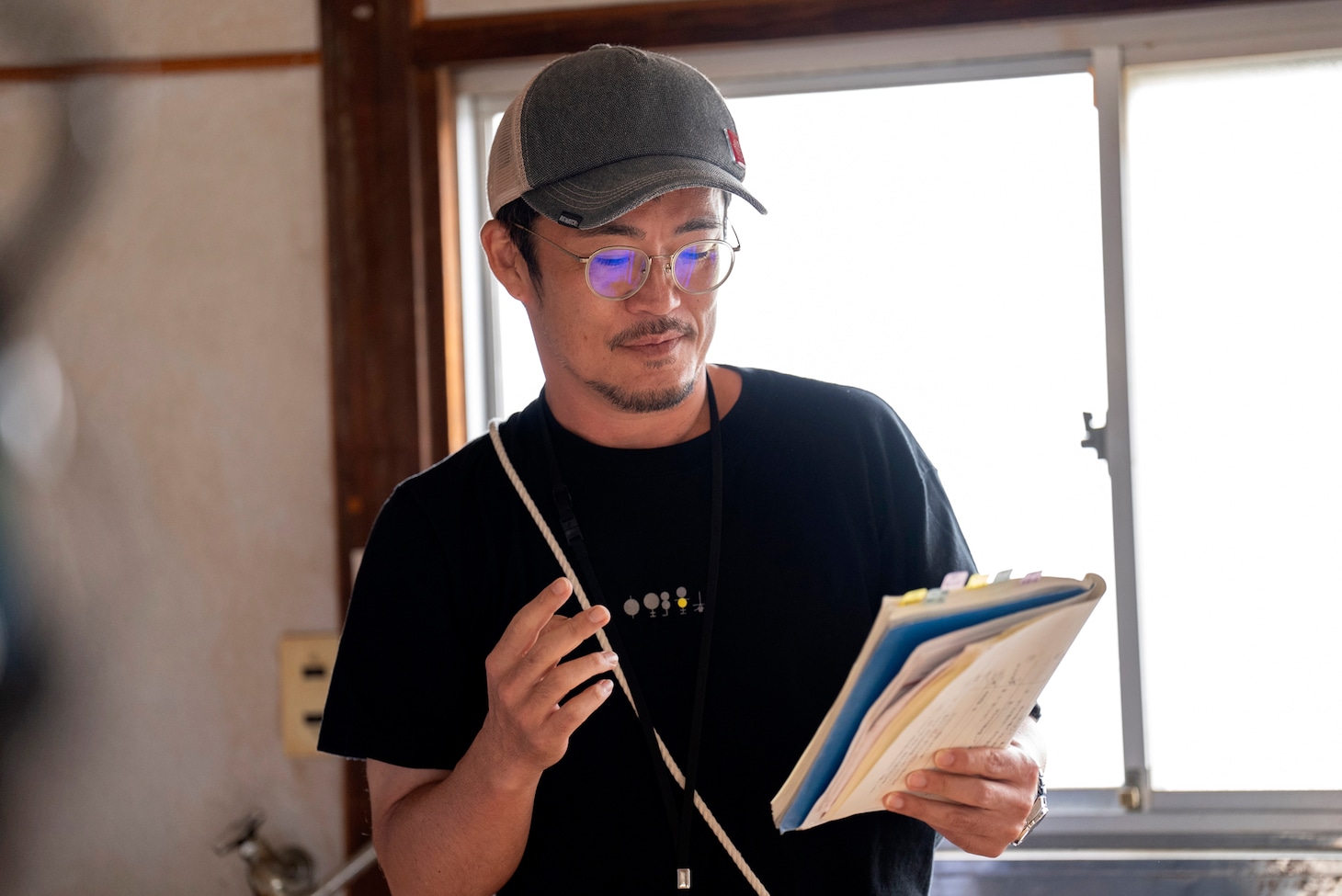 映画「兄を持ち運べるサイズに」メイキング写真より、監督の中野量太