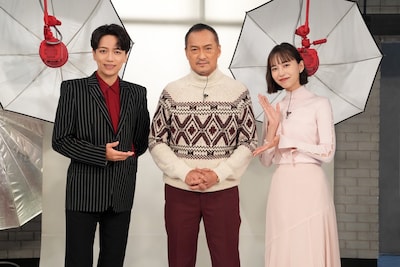 左から山崎育三郎、渡辺謙、井桁弘恵