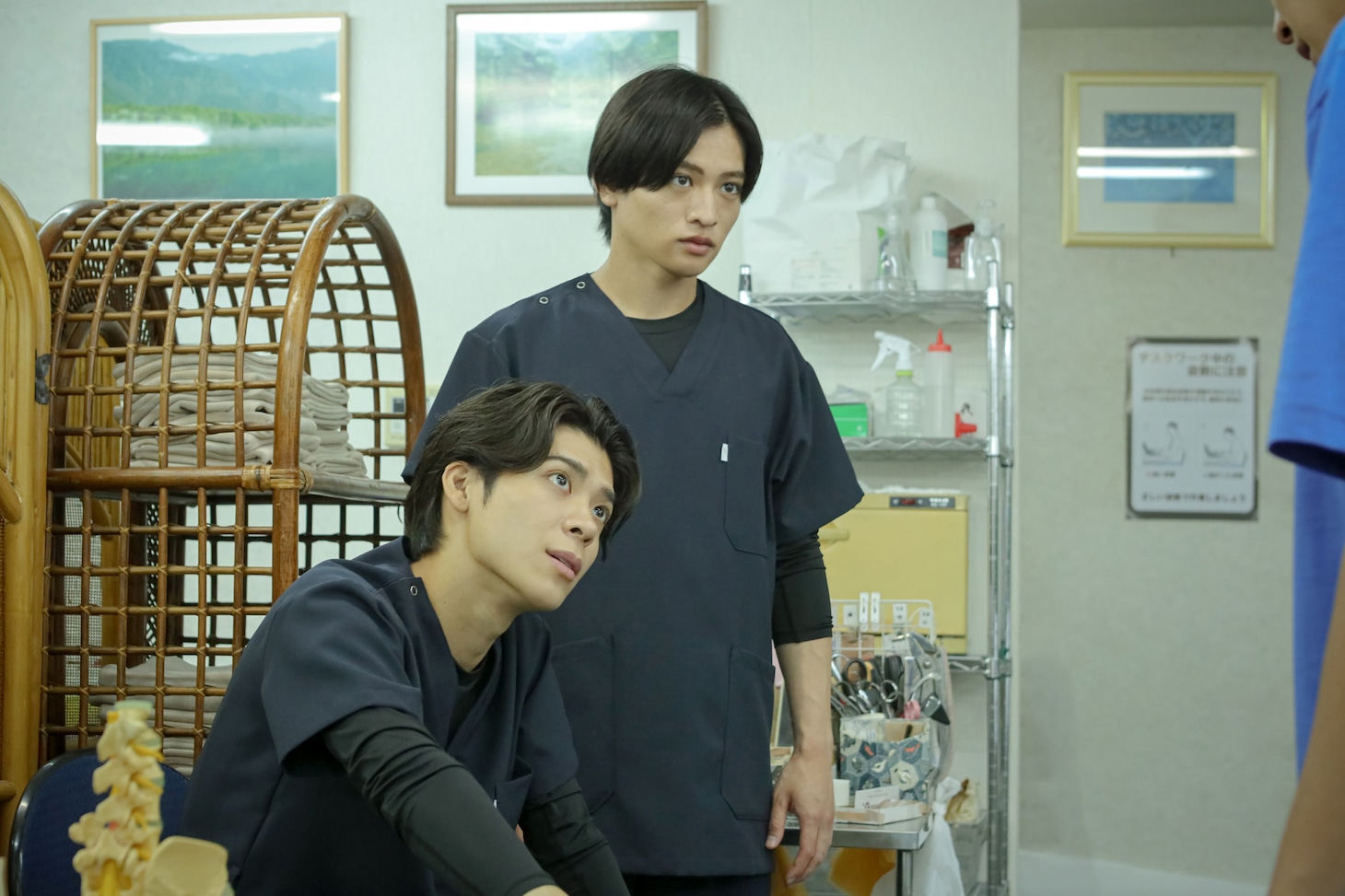 ドラマ「阿久津の夢と俺レシピ」場面写真。左から松島聡演じる千石哲、猪俣周杜演じる阿久津竜也