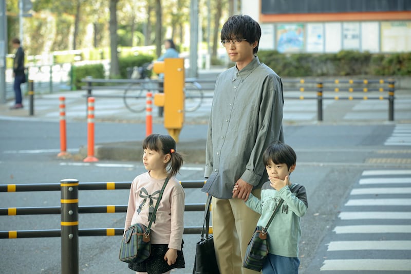 ドラマ「阿久津の夢と俺レシピ」場面写真。白洲迅演じる晴海昌弘（中央）