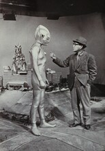 ウルトラマン（左）と円谷英二（右）