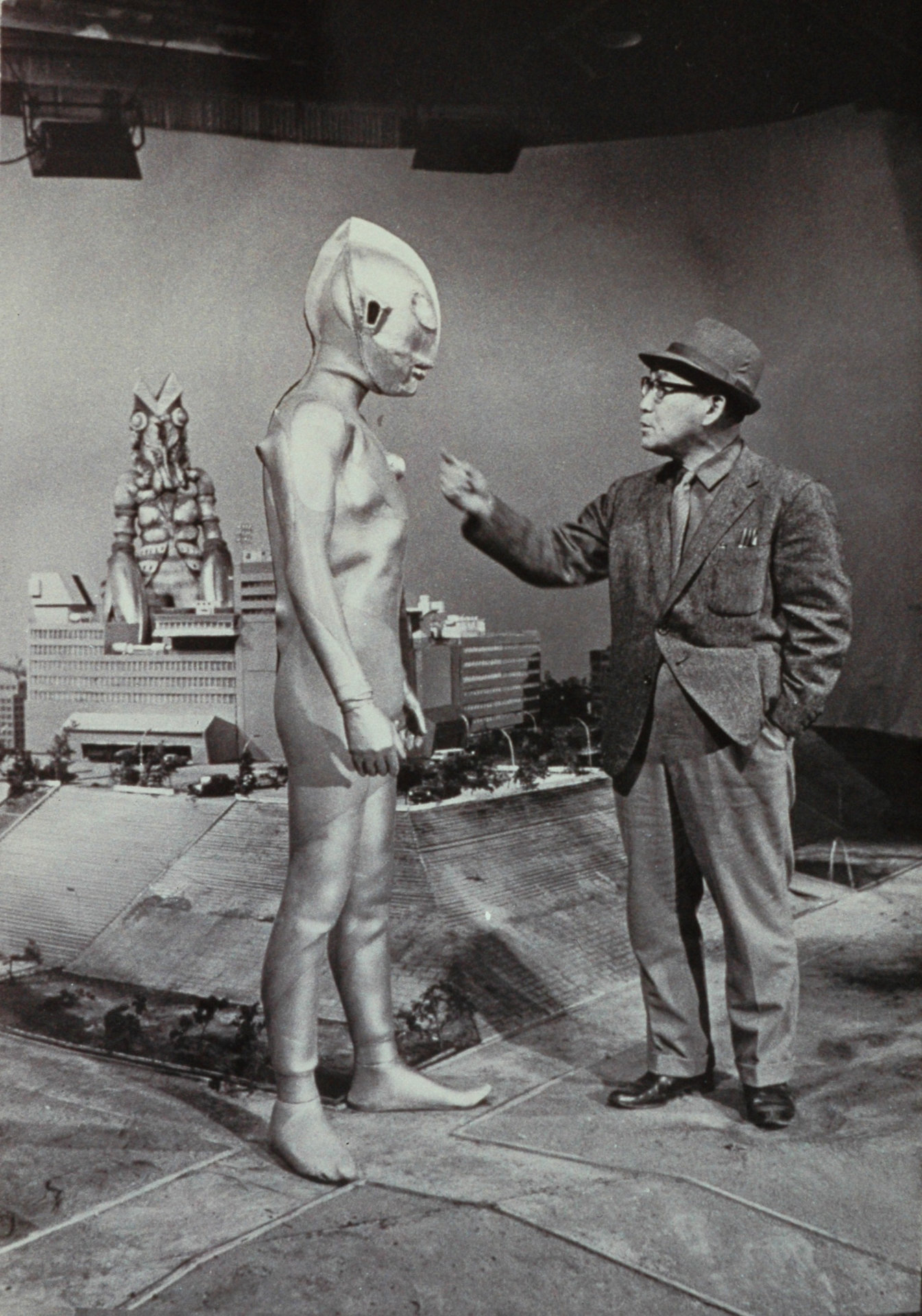 ウルトラマン（左）と円谷英二（右）