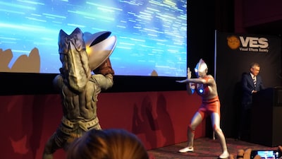 「2025 VES Honors Celebration」にて、ウルトラマンとバルタン星人が戦う様子