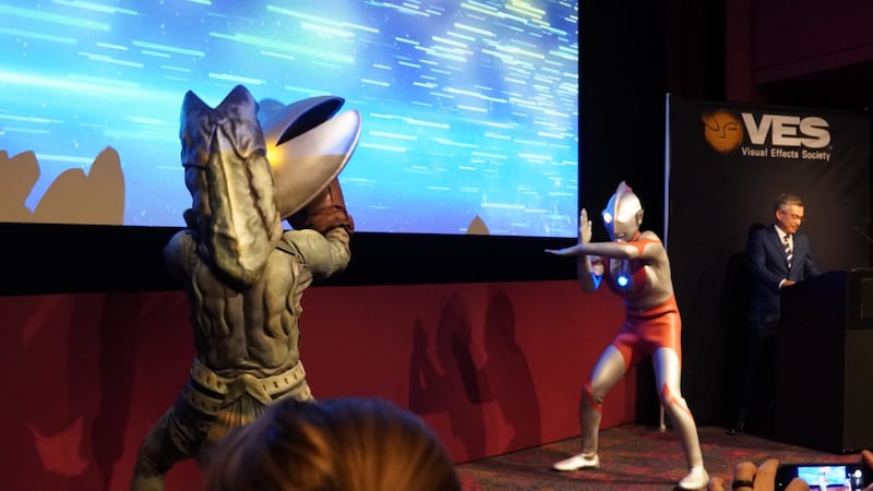 「2025 VES Honors Celebration」にて、ウルトラマンとバルタン星人が戦う様子