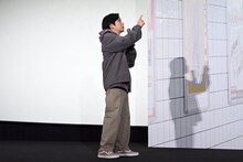 “歩く男”とのすれ違いシーンを再現する二宮和也