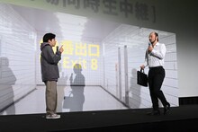 すれ違いシーンを再現する二宮和也（左）と河内大和（右）