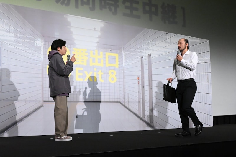 すれ違いシーンを再現する二宮和也（左）と河内大和（右）