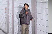 「河内さんはこのドアから出て猛ダッシュで戻るんです」と説明する二宮和也
