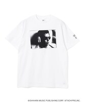 舘ひろしデビュー50周年記念ポップアップショップで販売される、Ambient Shaolin Effect（浮遊少林響効）コラボのHeadphone Tee（サイズ：M、L、XL、XXL / 税込8250円）