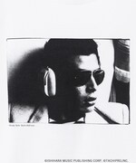 舘ひろしデビュー50周年記念ポップアップショップで販売される、Ambient Shaolin Effect（浮遊少林響効）コラボのHeadphone Teeのデザイン（サイズ：M、L、XL、XXL / 税込8250円）