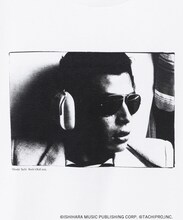 舘ひろしデビュー50周年記念ポップアップショップで販売される、Ambient Shaolin Effect（浮遊少林響効）コラボのHeadphone Teeのデザイン（サイズ：M、L、XL、XXL / 税込8250円）