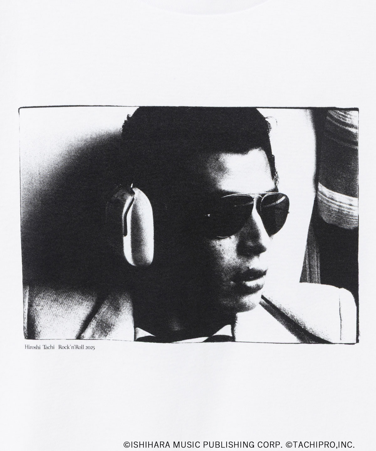 舘ひろしデビュー50周年記念ポップアップショップで販売される、Ambient Shaolin Effect（浮遊少林響効）コラボのHeadphone Teeのデザイン（サイズ：M、L、XL、XXL / 税込8250円）