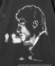 舘ひろしデビュー50周年記念ポップアップショップで販売される、Ambient Shaolin Effect（浮遊少林響効）コラボのMidnight T（サイズ：M、L、XL、XXL / 税込8250円）