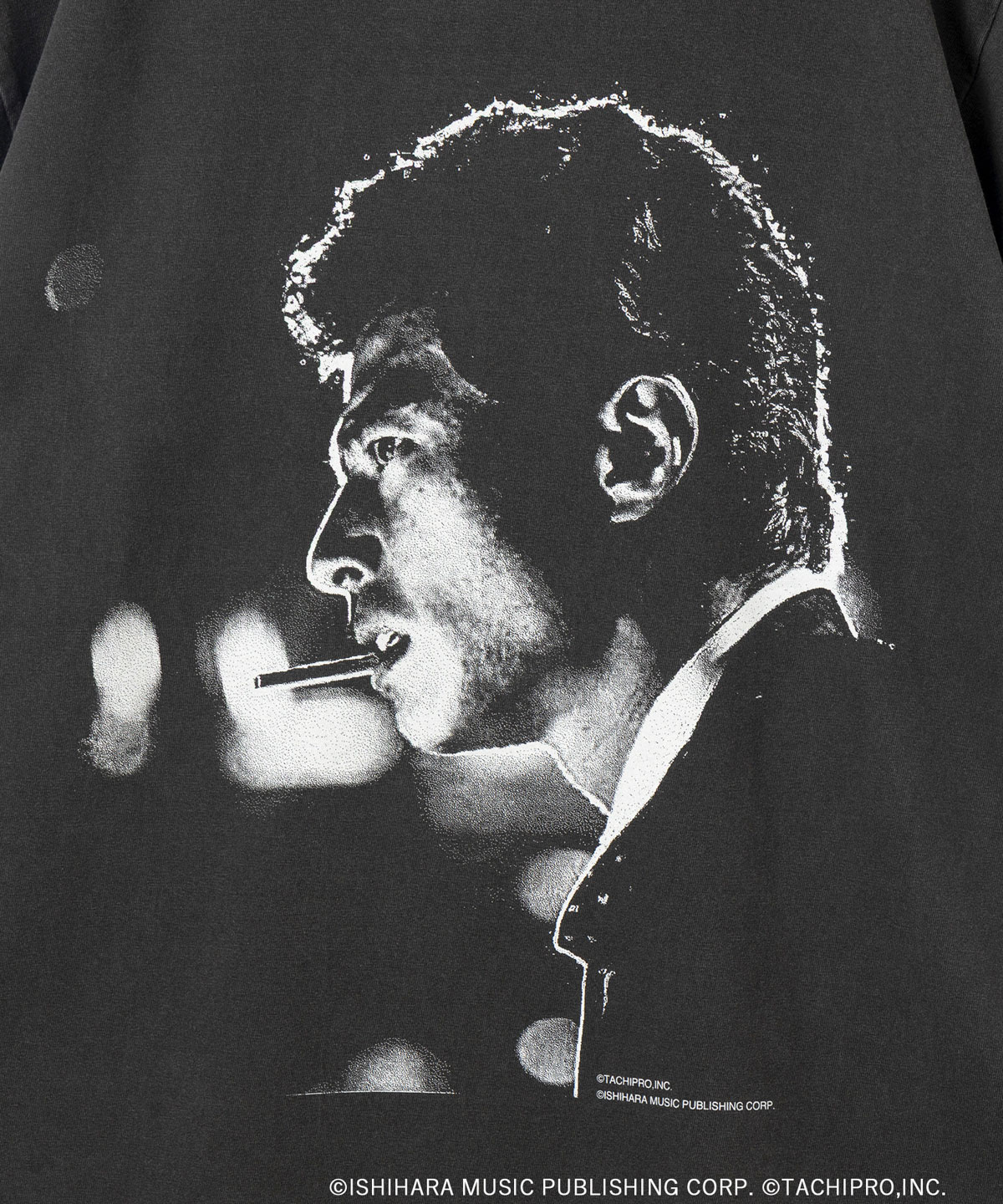 舘ひろしデビュー50周年記念ポップアップショップで販売される、Ambient Shaolin Effect（浮遊少林響効）コラボのMidnight T（サイズ：M、L、XL、XXL / 税込8250円）