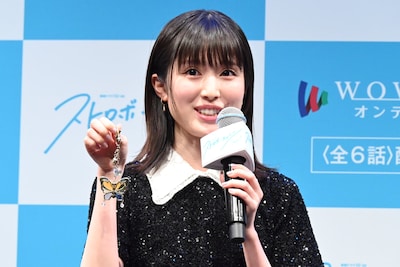 劇中に登場する蝶のキーホルダーのグッズを見せる福本莉子