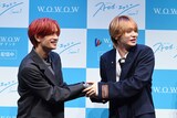 伊野尾慧（右）に手を握られキュンとする高橋恭平（左）