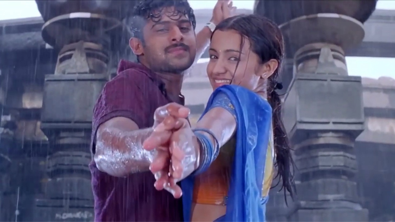 「雨が見つけた君」場面写真。左からプラバース演じるヴェンカト、トリシャー・クリシュナン演じるシャイル