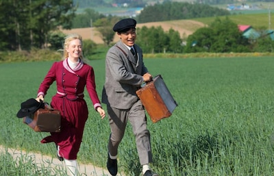 連続テレビ小説「マッサン」場面写真。玉山鉄二演じる国産ウイスキー誕生を夢見る夫・亀山政春（右）と、シャーロット・ケイト・フォックス演じるスコットランドを離れて来日した妻エリー