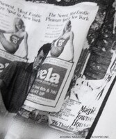 舘ひろしデビュー50周年記念ポップアップショップで販売される、NEIGHBORHOOD（ネイバーフッド）コラボTシャツのデザイン（サイズ：M、L、XL、XXL / 税込1万4300円）