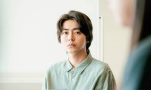 「恋愛裁判」新場面写真。倉悠貴演じる間山敬