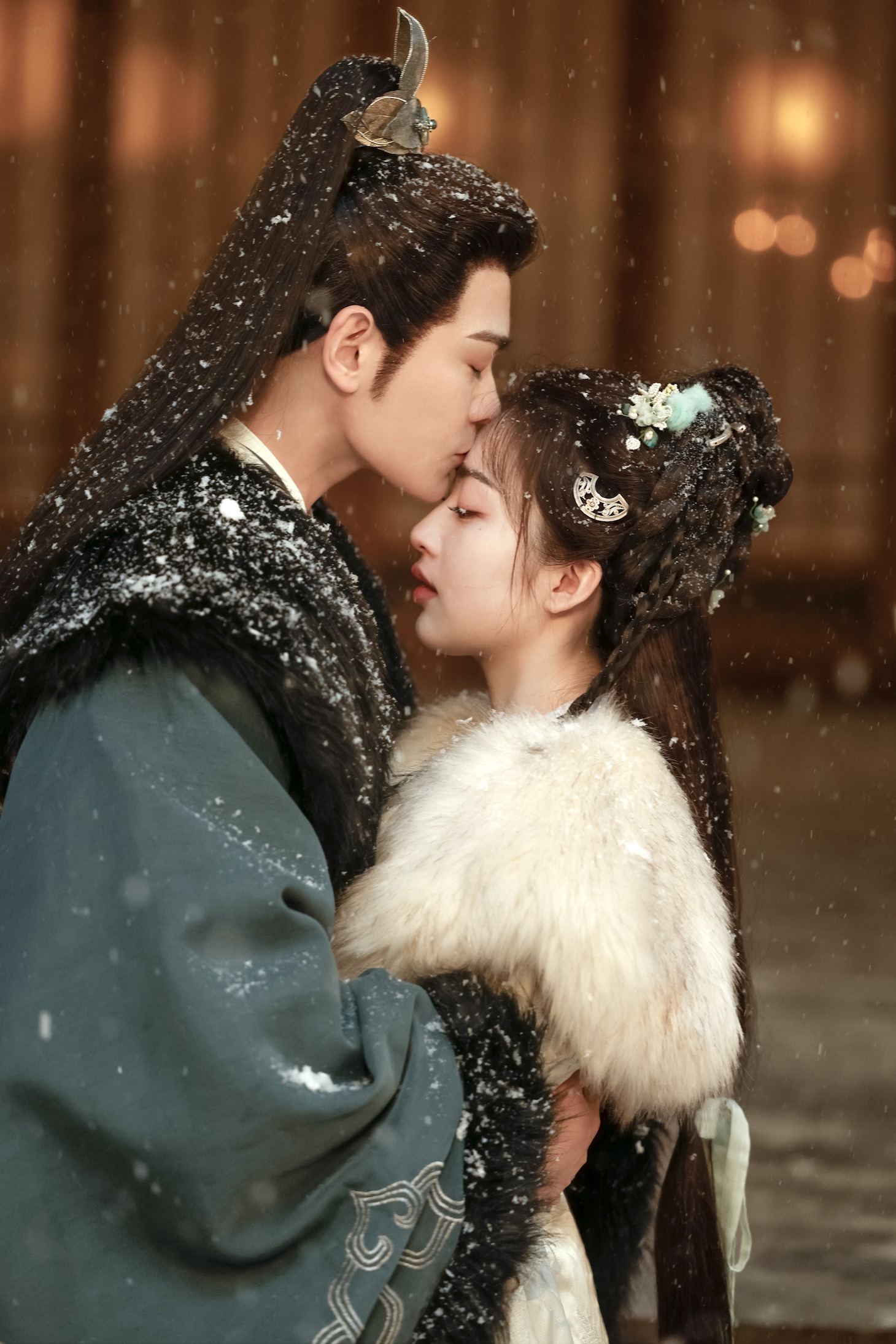 中国ドラマ「長楽曲～白い愛、黒い罪～」より、顔幸（右）の額にキスする沈渡（左）。愛なき婚姻から始まった2人の関係だが、宮廷をめぐる陰謀と権力闘争を通じて、次第に形を変えていく