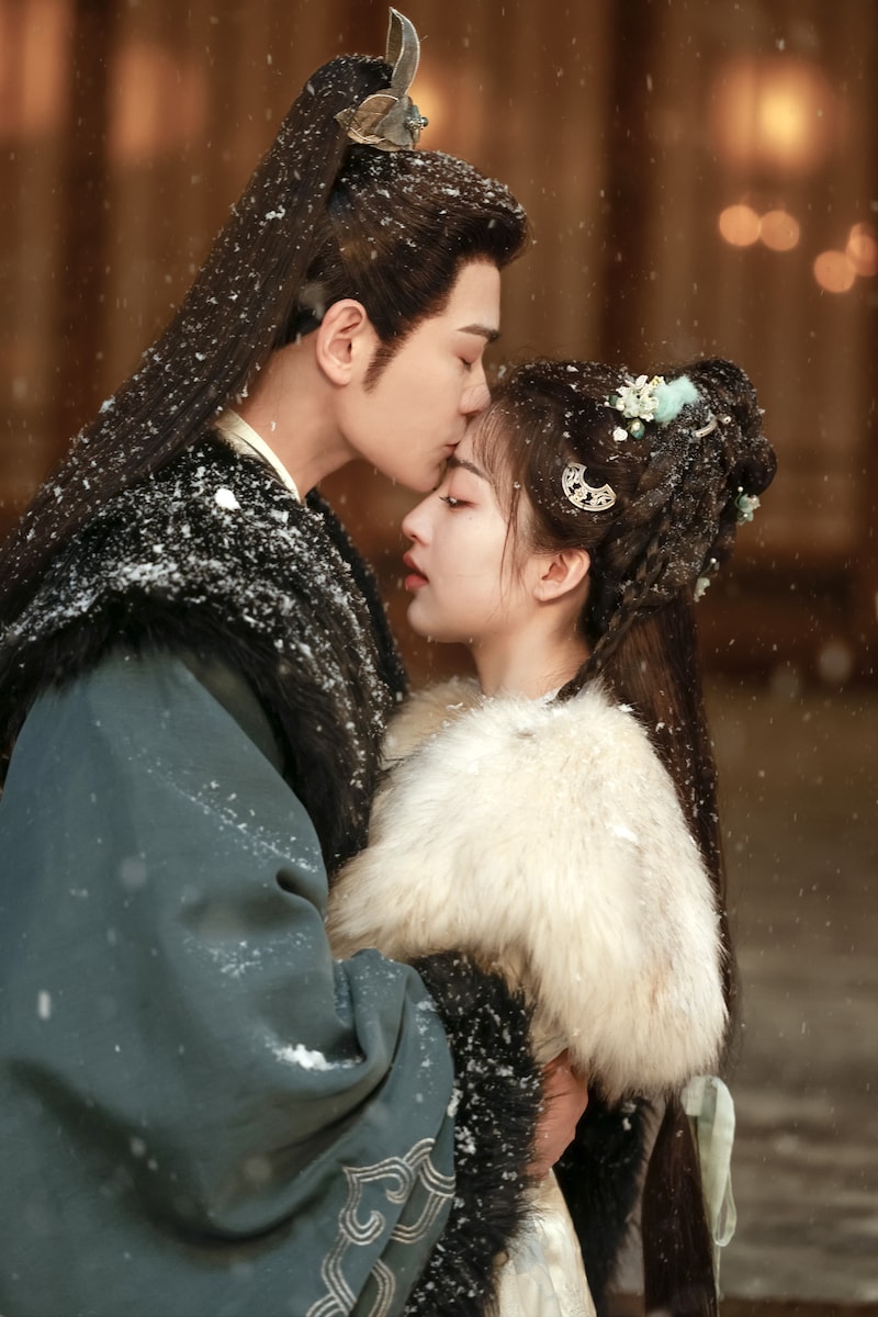 中国ドラマ「長楽曲～白い愛、黒い罪～」より、顔幸（右）の額にキスする沈渡（左）。愛なき婚姻から始まった2人の関係だが、宮廷をめぐる陰謀と権力闘争を通じて、次第に形を変えていく