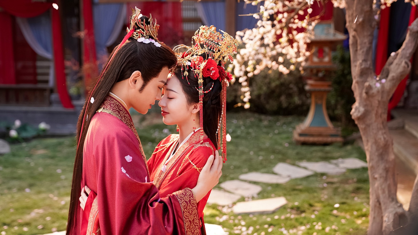 中国ドラマ「長楽曲～白い愛、黒い罪～」場面写真。2024年夏に中国で配信がスタートし、1週間ほどで視聴数1億回を突破した本作は、配信元のMango TVにおける時代劇ドラマとしては年間1位を獲得した