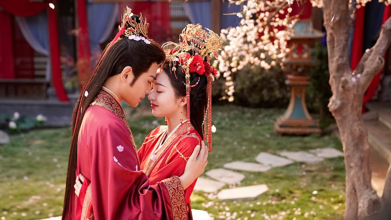 中国ドラマ「長楽曲～白い愛、黒い罪～」場面写真。2024年夏に中国で配信がスタートし、1週間ほどで視聴数1億回を突破した本作は、配信元のMango TVにおける時代劇ドラマとしては年間1位を獲得した